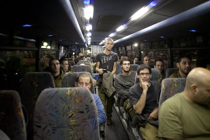 Soldados israelíes, el viernes en un viaje en autobús.