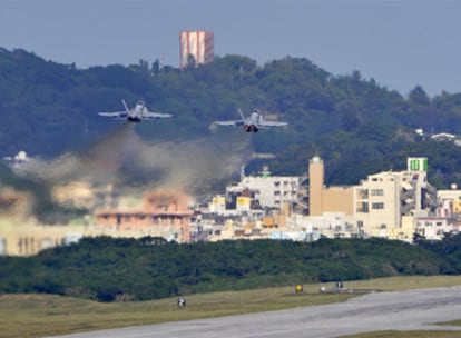 Dos aviones despegan de la base aérea estadounidense de Futenma, en la isla de Okinawa.