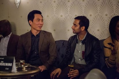 Kelvin Yu y Aziz Ansari, en una imagen de 'Master of None'.