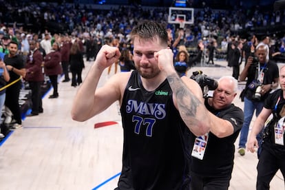 Luka Dončić, de los Dallas Mavericks, celebra la victoria de su equipo en el partido de este sábado.