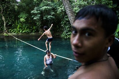 Unos jóvenes disfrutan de una de las joyas turísticas de la isla de Ometepe, el Ojo de Agua. Este pequeño manantial subterráneo procede del Cocibolca.