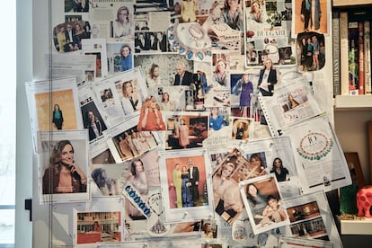 'Mood board' e inspiraciones en el despacho de Silvestri, donde hay bocetos, fotos de viajes, billetes de avión y recortes de periódicos y revistas.