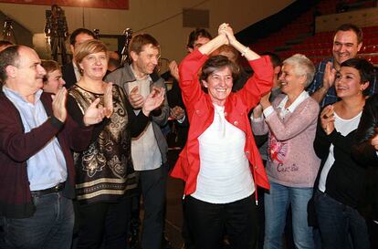 La candidata a Lehendakari por Bildu, Laura Mintegi, celebra los resultados obtenidos por su formación en las elecciones al Parlamento Vasco.