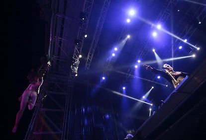 El cantante Loquillo durante el concierto que ofrece esta noche en la primera jormada del Festival Sonorama Ribera.