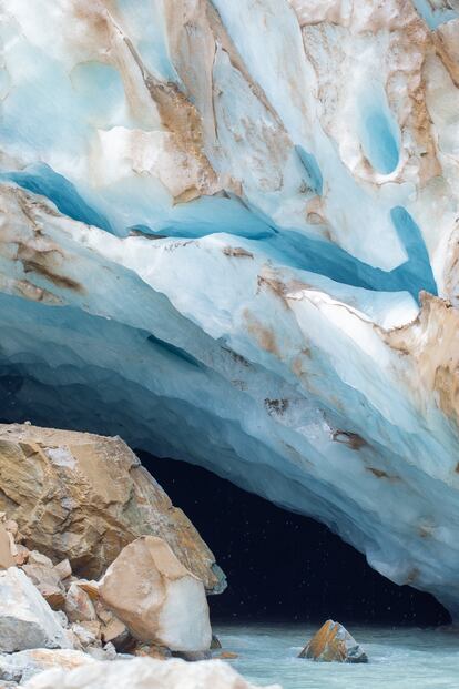 Secretos del Cáucaso en Mestia (Georgia). En la cordillera del Cáucaso, al pie del monte Ushba, se encuentra Mestia. Las fortalezas que hoy conforman su característica silueta, llamadas Torres Svan, hablan de la historia convulsa que vivió este pueblo, sometido a numerosas invasiones, de ahí que estas pintorescas torres fuesen al mismo tiempo viviendas y puestos de vigilancia. Por eso la Unesco ha reconocido la región de la Alta Esvanetia, en la que está Mestia, como patrimonio mundial, por sus aldeas, sus paisajes montañosos y sus cientos de torres medievales. Esvanetia es también cuna de algunas de las recetas georgianas más apetitosas, como el 'kubdari', un pan relleno de carne, cebolla y especias, o el 'fetvraal', relleno de queso y mijo. Para bajar los excesos culinarios no hay nada mejor que subir al glaciar Chalaadi (enl a foto), una excursión de 24 kilómetros (ida y vuelta) desde Mestia de dificultad moderada.