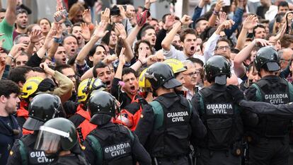 Un grupo de bomberos se coloca entre manifestantes y Guardia Civil fuera de una mesa de votación en San Julià de Ramis en 2017.