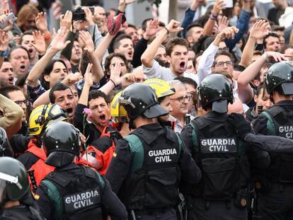 Un grupo de bomberos se coloca entre manifestantes y Guardia Civil fuera de una mesa de votación en San Julià de Ramis en 2017.