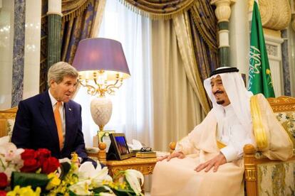 El secretario de Estado de EE UU, John Kerry, con el rey saudí Salmán, en Riad el 7 de mayo.