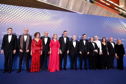 El presidente del Gobierno, Pedro Sánchez, acompañado por otras autoridades y miembros de la Academia de Cine, en la alfombra previa a la ceremonia.
