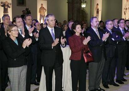 De izquierda a derecha, Javier Moreno, Dolores Villarino, Juan Luis Cebrián, Pedro García Guillén, Emilio Pérez Touriño, Esther Cid, Ignacio Polanco, José Blanco y José Luis Méndez. /