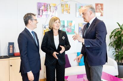 Bolaños, Jourová y González Pons, durante una reunión.