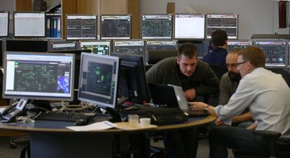 Seguimiento de las operaciones de enfriamiento con helio liquido del acelerador de partículas LHC en el Centro de Control.