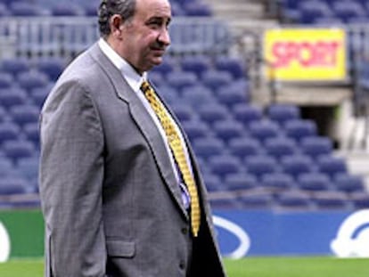 Jesús Gil, en el terreno de juego del Vicente Calderón.