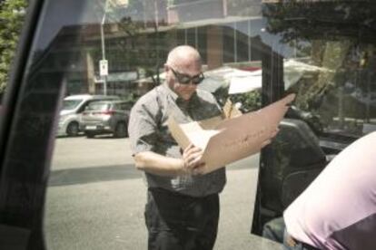 Francesc Manchón prepares one of the meal boxes in order to deliver it.