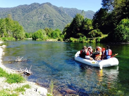 Excursi&oacute;n en balsa por aguas tranquilas.