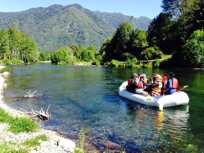 Excursi&oacute;n en balsa por aguas tranquilas.