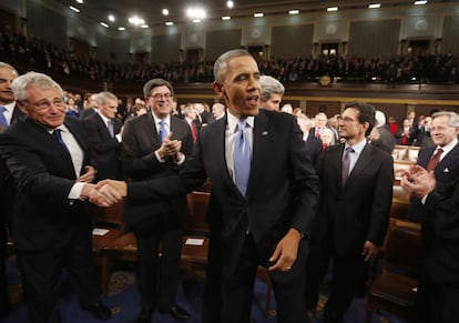 Barack Obama estrecha la mano de Chuck Hagel al final de su discurso.