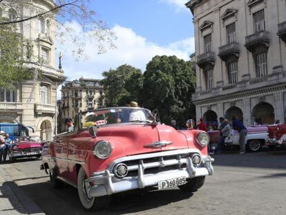 Vista general de una flota de taxis en una calle de La Habana (Cuba). EFE/Archivo