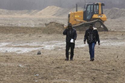 Una excavadora trabaja en las labores de desescombro de una zona del campamento.