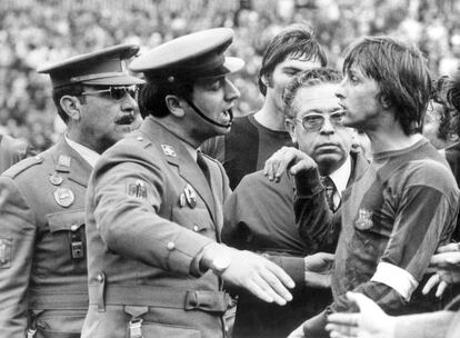 La Policía Armada obliga al capitán del Barcelona, Johan Cruyff, a abandonar el terreno de juego tras ser expulsado por el árbitro, por protestar el segundo gol del equipo local. Ocurrió durante el encuentro de Liga que enfrentó al Málaga con el Barcelona y que finalizó con la victoria del Málaga por 3-2, el domingo 9 de febrero de 1975.