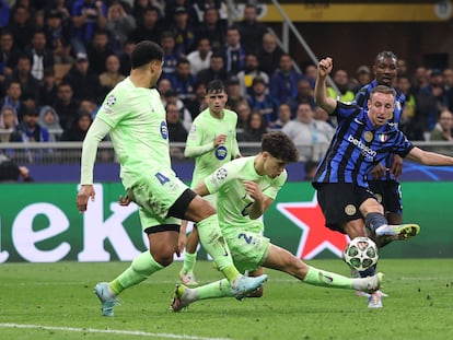 Frattesi dispara a gol y marca el cuarto y definitivo del Inter ante el Barça, en presencia de Araujo y Cubarsí.