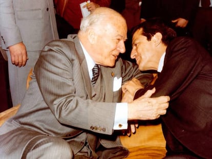 El presidente de la Generalitat, Josep Tarradellas, es recibido en La Moncloa por el jefe del Gobierno Adolfo Su&aacute;rez en 1978.  