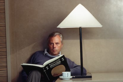 Giorgio Armani fotografiado en su casa en 1982.