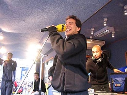 El grupo La Excepción, en la plaza del Callao (Madrid), con JMayúscula, a la derecha, responsable del espacio <i>El rimadero.</i>