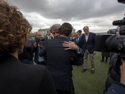 Ángel Garrido abraza a Pablo Casado.