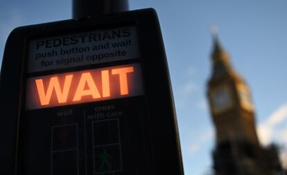 Señal de espera en un semáforo situado en las proximidades del Parlamento en Londres.