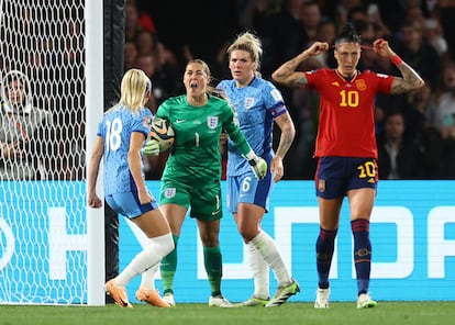 Mary Earps (en el centro) celebra con Chloe Kelly y Millie Bright tras detener el penalti de Jennifer Hermoso.