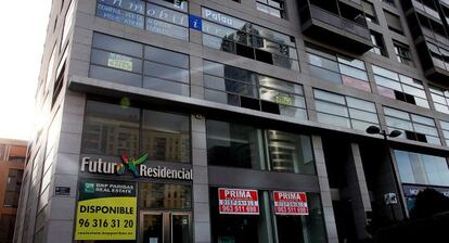 Carteles de alquiler y venta en edificios de Valencia