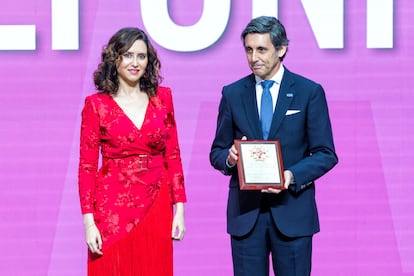 La presidenta de la comunidad de Madrid, Isabel Díaz Ayuso, entrega la distinción al presidente ejecutivo de Telefónica, José María Álvarez-Pallete, durante la entrega de Grandes Cruces de la Orden del Dos de Mayo, en la Real Casa de Correos, a 2 de mayo de 2024, en Madrid (España).