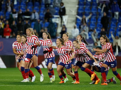 Las jugadoras del Atlético de Madrid celebran la victoria ante el Real Madrid tras la tanda de penaltis en la final de la Copa de la Reina, en el estadio de Butarque este sábado.