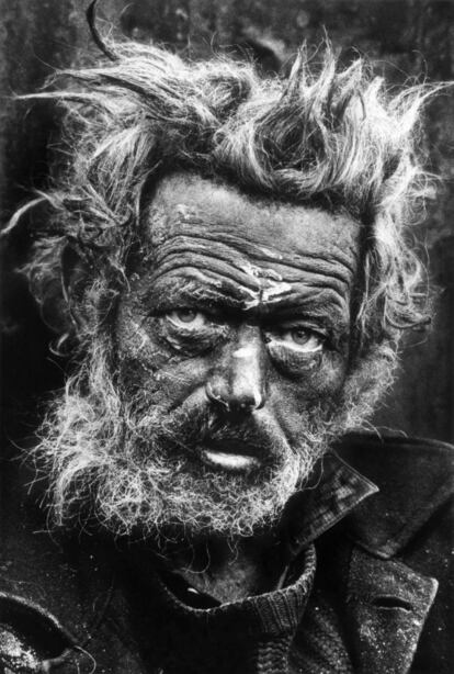Un hombre irlandés sin hogar en el East End de Londres. 1969.