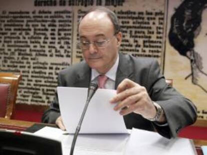 El gobernador del Banco de España, Luis María Linde, durante su comparecencia en la Comisión de Presupuestos del Senado. EFE/Archivo