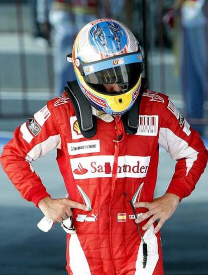 Fernando Alonso, tras la carrera, se lamenta de su actuación.