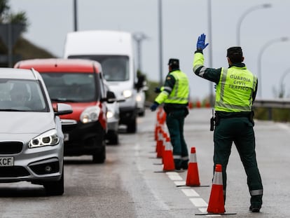 Control de la Guardia Civil en una incorporación de la A-1 en San Sebastian de los Reyes (Madrid), en la Semana Santa de 2020.