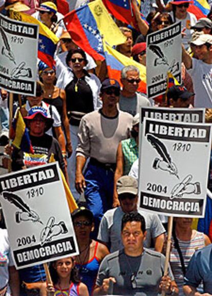 Opositores del presidente Chávez, ayer en una marcha en Caracas.