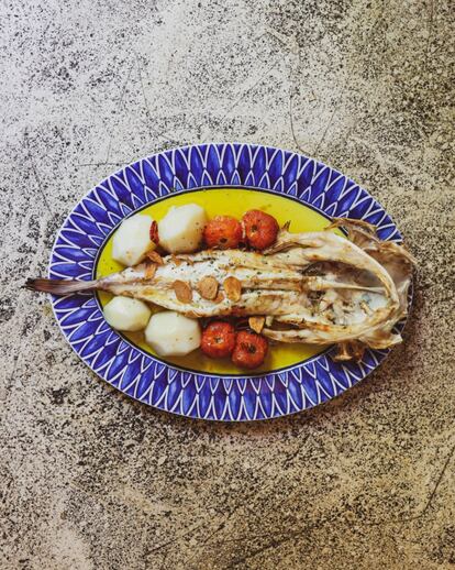 Se trata de La Parrilla de La Máquina, un local especializado ahora en carnes, presentadas en tres cortes, como son chuleta, entrecot y solomillo, y en pescados de gran tamaño, como la lubina o el rape, que se preparan en brasas de carbón de encina. En el apartado de carnes se ofrece la raza ­ayrshire, procedente de Finlandia, en chuleta (65 euros el kilo), entrecot (29 euros) y solomillo (26,5 euros).