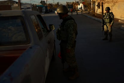 Elementos del Ejército durante un operativo para evitar brotes de violencia en Ciudad Juárez (Baja California), en febrero de este año.