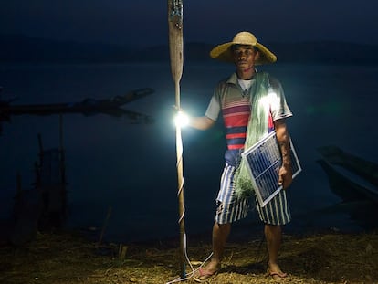 Un pescador del pueblo de Lui Pan Sone, en el Estado birmano de Kayah, junto a su barca.