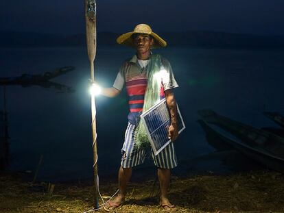 Un pescador del pueblo de Lui Pan Sone, en el Estado birmano de Kayah, junto a su barca.