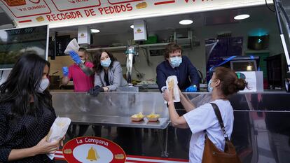 Ayuso y Almeida sirven bocadillos de calamares, durante la clausura del hospital de Ifema.