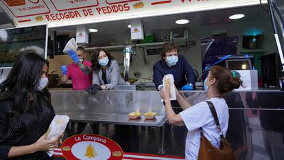 Ayuso y Almeida entregan bocadillos de calamares, durante la clausura del hospital de Ifema.