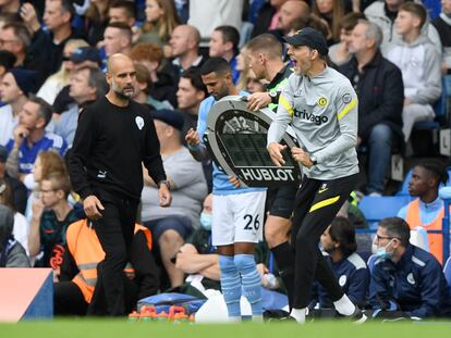 Thomas Tuchel (D) y Pep Guardiola, en el césped de Stamford Bridge este sábado.