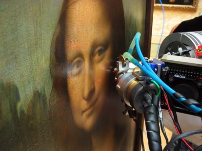 'La Gioconda', durante los exhaustivos estudios y pruebas a que fue sometida en 2004.