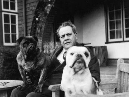 Juan Negr&iacute;n, con sus perros &#039;Melchor&#039; y &#039;Gaspar&#039;, en su exilio en Dormers en 1944.