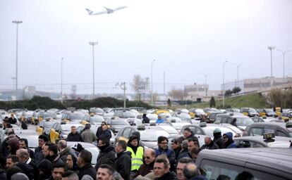 Concentración de taxistas en el aeropuerto.