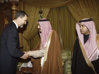 Felipe VI da las condolencias al rey saud&iacute;, Salman bin Abdulaziz, por la muerte de su hermano  y antecesor, en enero pasado.